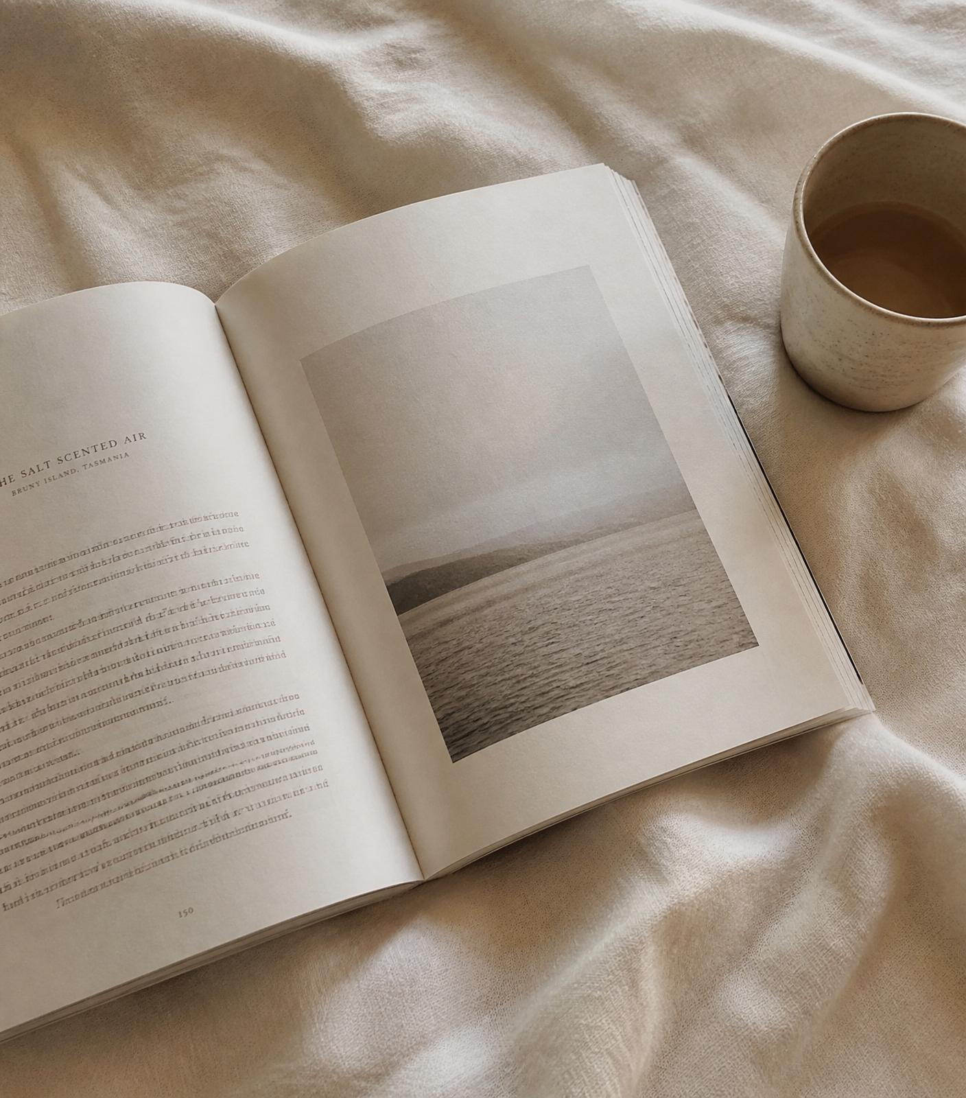 Livro aberto sobre linho, luz natural